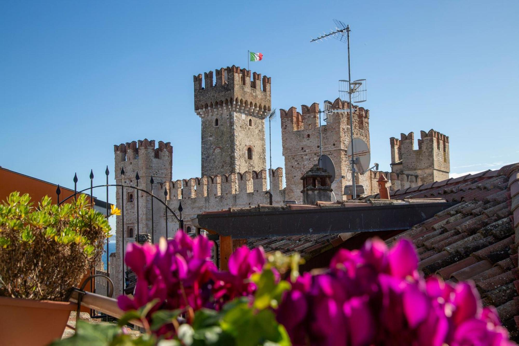Апартаменти Sirmione4U - Domus By The Castle Екстер'єр фото