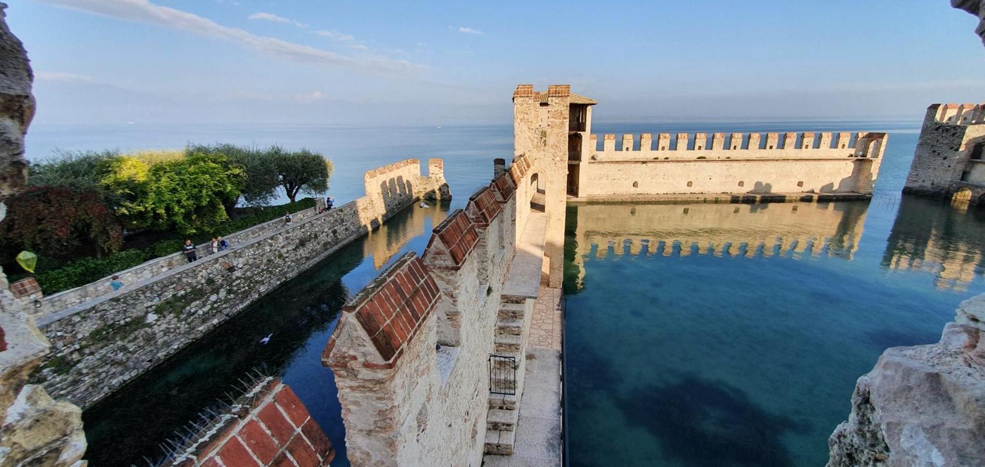 Апартаменти Sirmione4U - Domus By The Castle Екстер'єр фото